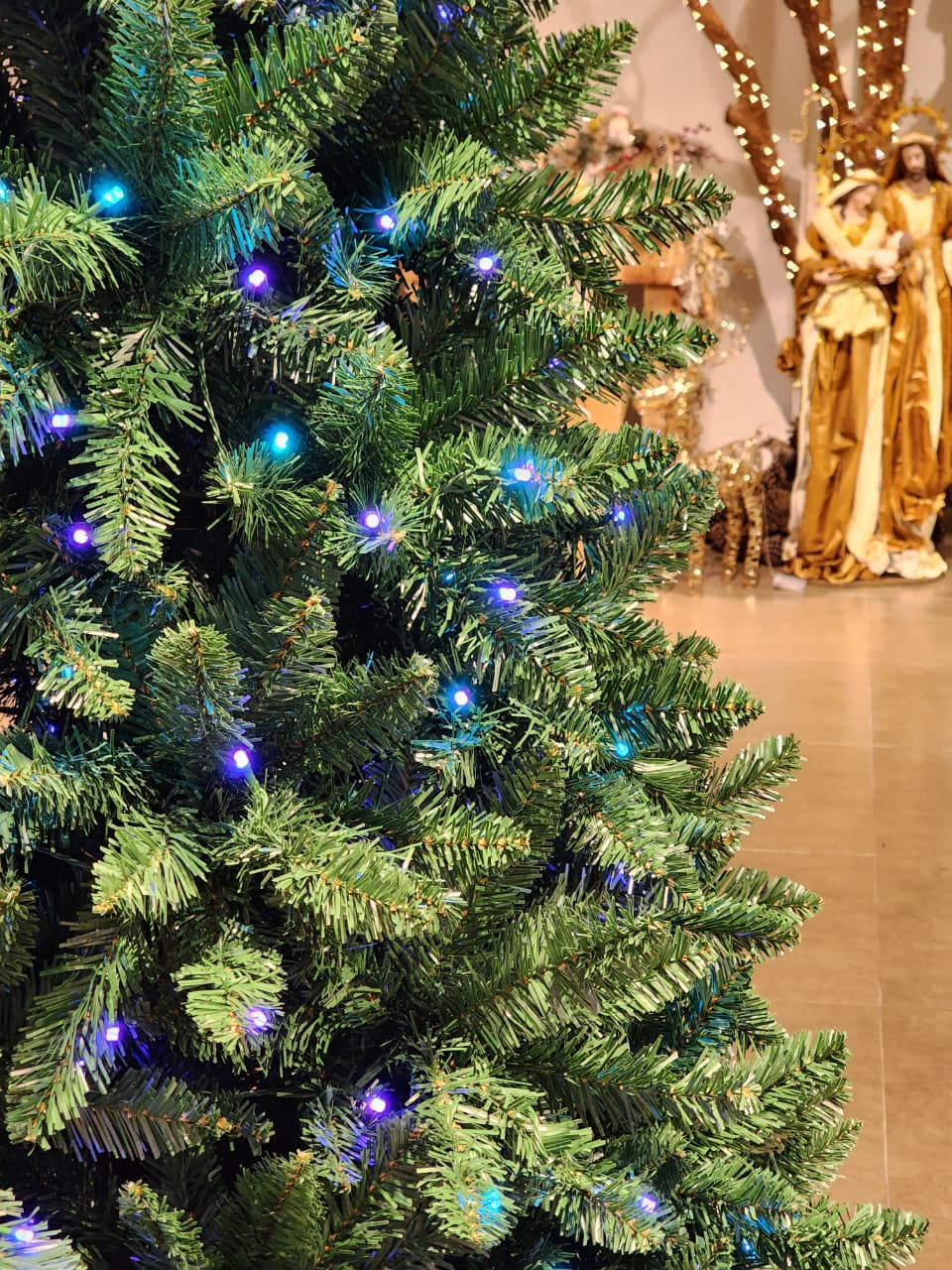 ÁRVORE PINHEIRO BAHREIN 1217 GALHOS 2,10CM COM 390 LEDS RGB COM FUNÇÕES