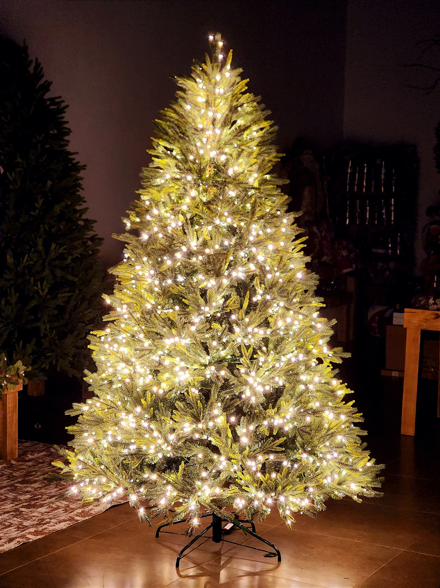 ÁRVORE PINHEIRO SUPER LUXO COM 1900 LEDS 2,10CM COM 5436 GALHOS