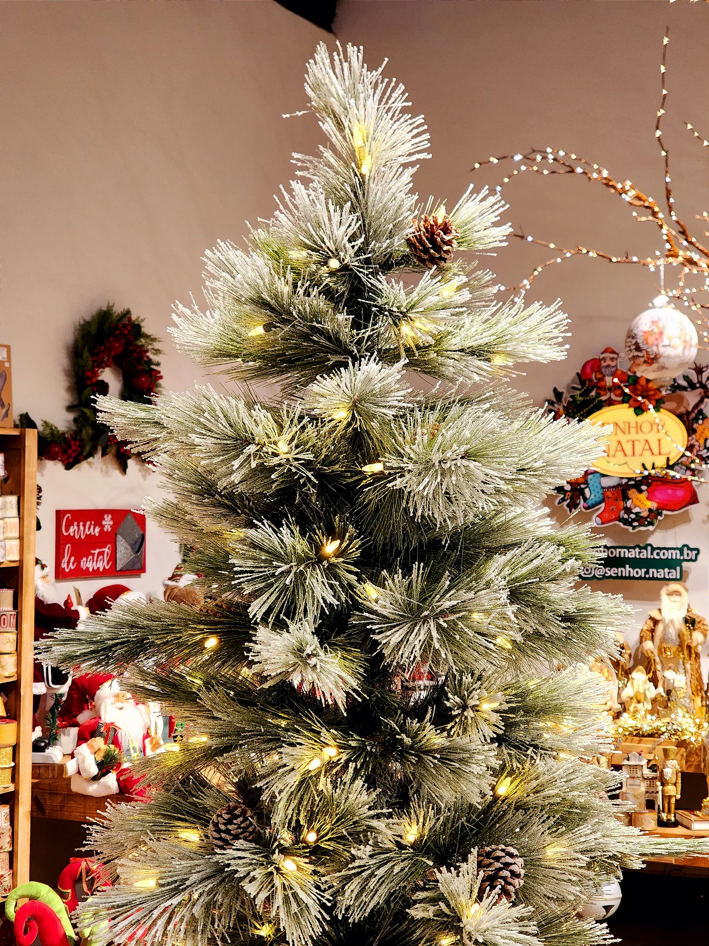 ÁRVORE PINHEIRO NEVADO NASSAU 537 GALHOS COM 400 LEDS WARM 2,10CM