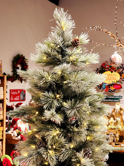 ÁRVORE PINHEIRO NEVADO NASSAU 537 GALHOS COM 400 LEDS WARM 2,10CM