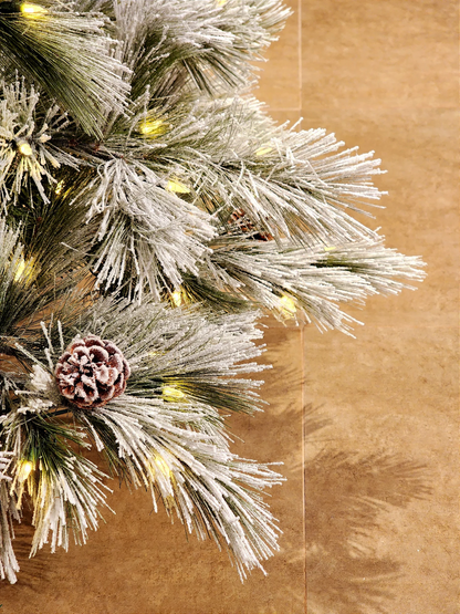 ÁRVORE PINHEIRO NEVADO NASSAU 537 GALHOS COM 400 LEDS WARM 2,10CM