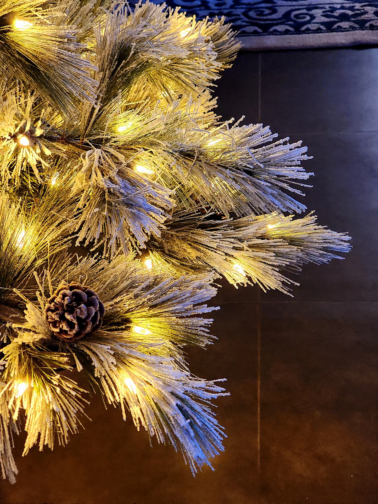 ÁRVORE PINHEIRO NEVADO NASSAU 537 GALHOS COM 400 LEDS WARM 2,10CM