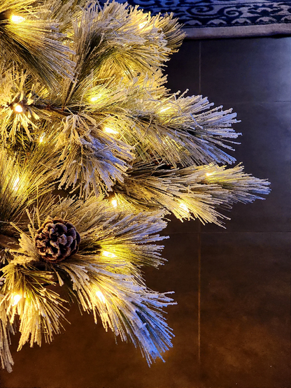 ÁRVORE PINHEIRO NEVADO NASSAU 537 GALHOS COM 400 LEDS WARM 2,10CM