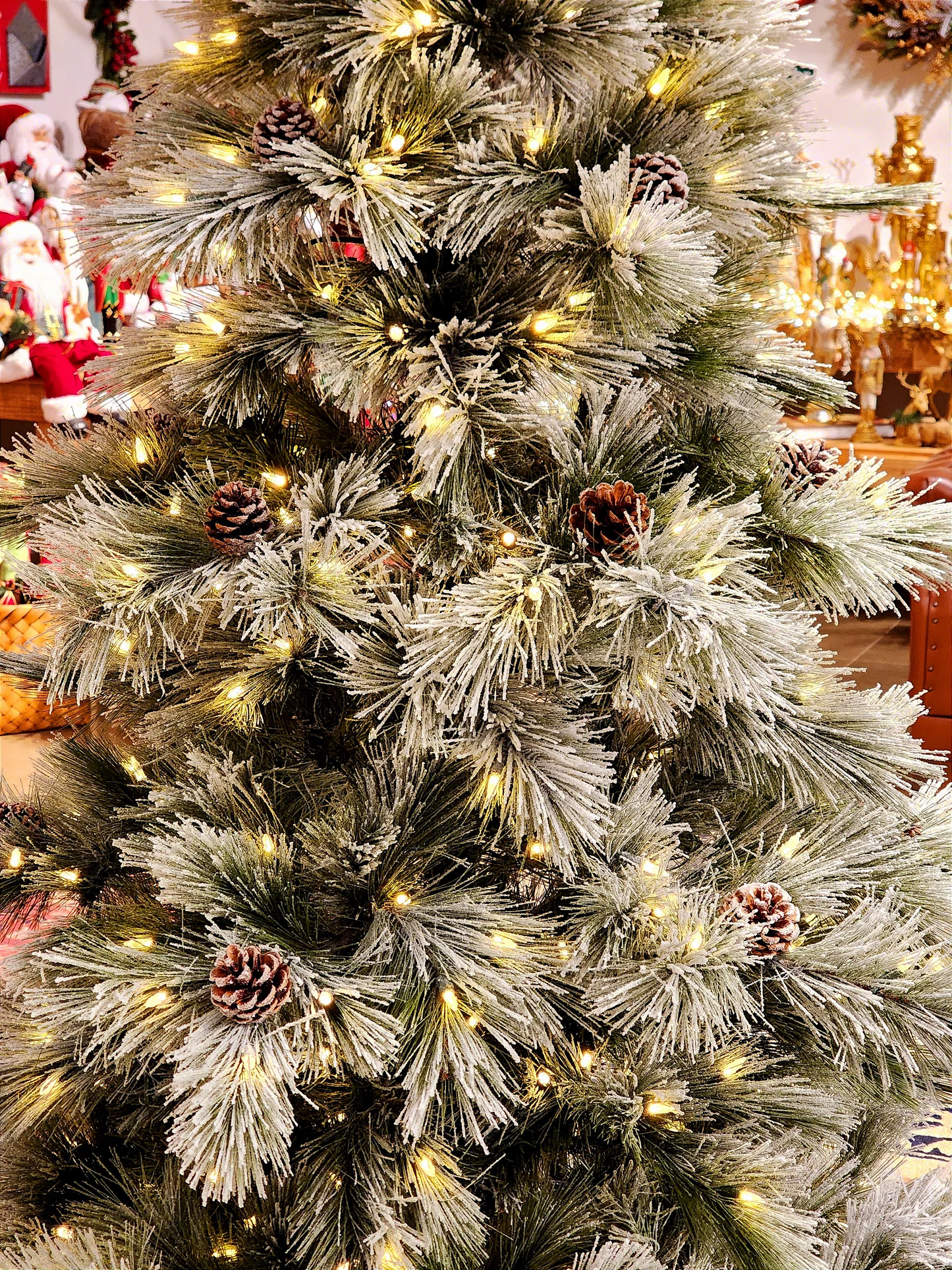 ÁRVORE PINHEIRO NEVADO NASSAU 537 GALHOS COM 400 LEDS WARM 2,10CM