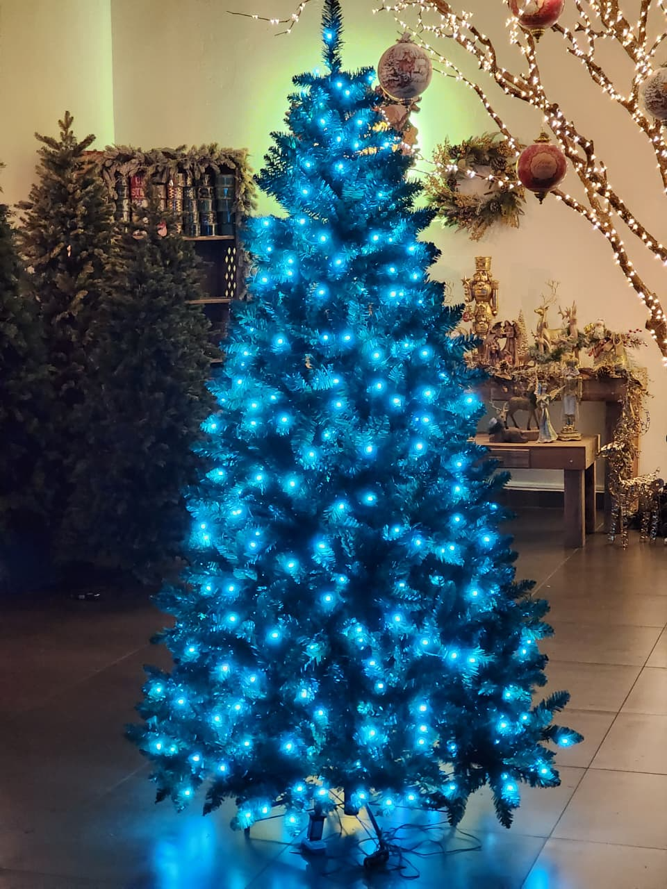 ÁRVORE PINHEIRO BAHREIN 1217 GALHOS 2,10CM COM 390 LEDS RGB COM FUNÇÕES