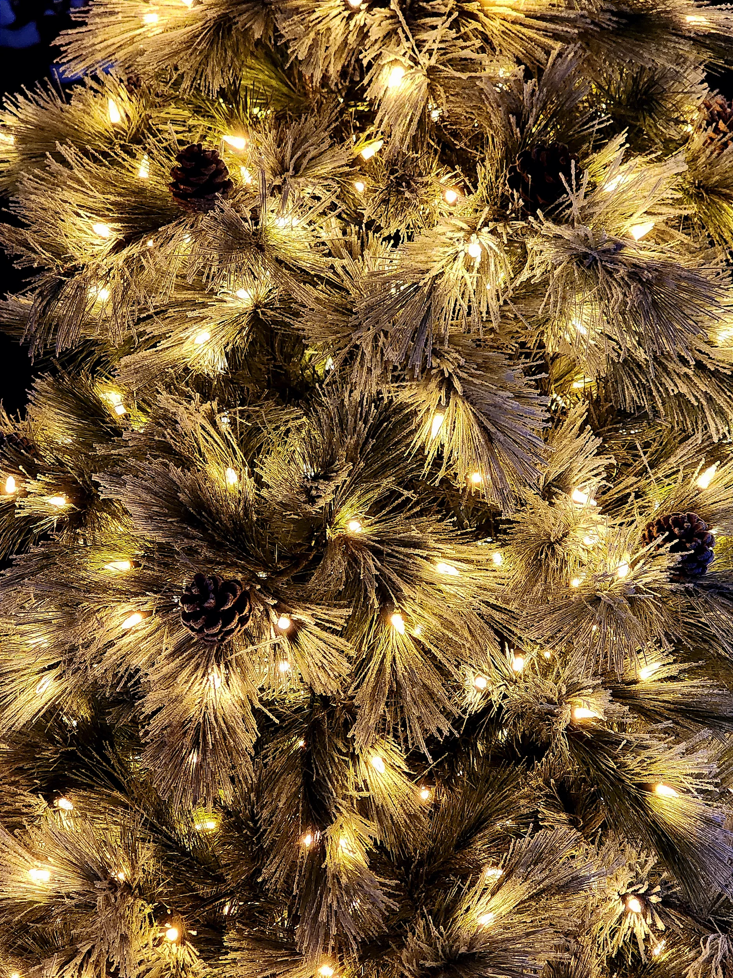 ÁRVORE PINHEIRO NEVADO NASSAU 537 GALHOS COM 400 LEDS WARM 2,10CM