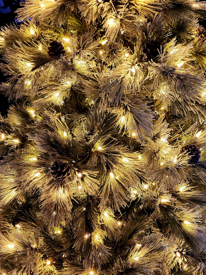 ÁRVORE PINHEIRO NEVADO NASSAU 537 GALHOS COM 400 LEDS WARM 2,10CM