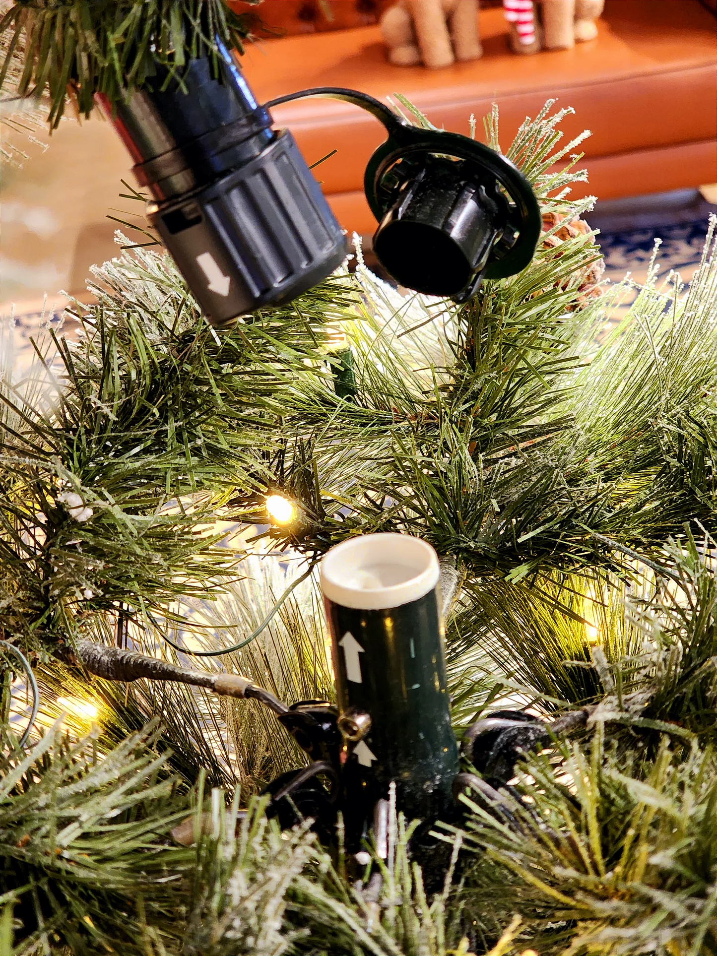 ÁRVORE PINHEIRO NEVADO NASSAU 537 GALHOS COM 400 LEDS WARM 2,10CM