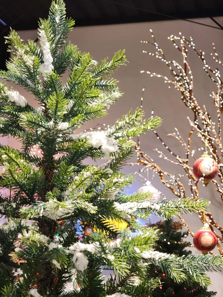 ÁRVORE PINHEIRO NEVADO SUPER REALISTA NASHVILLE 2614 GALHOS 2,25CM