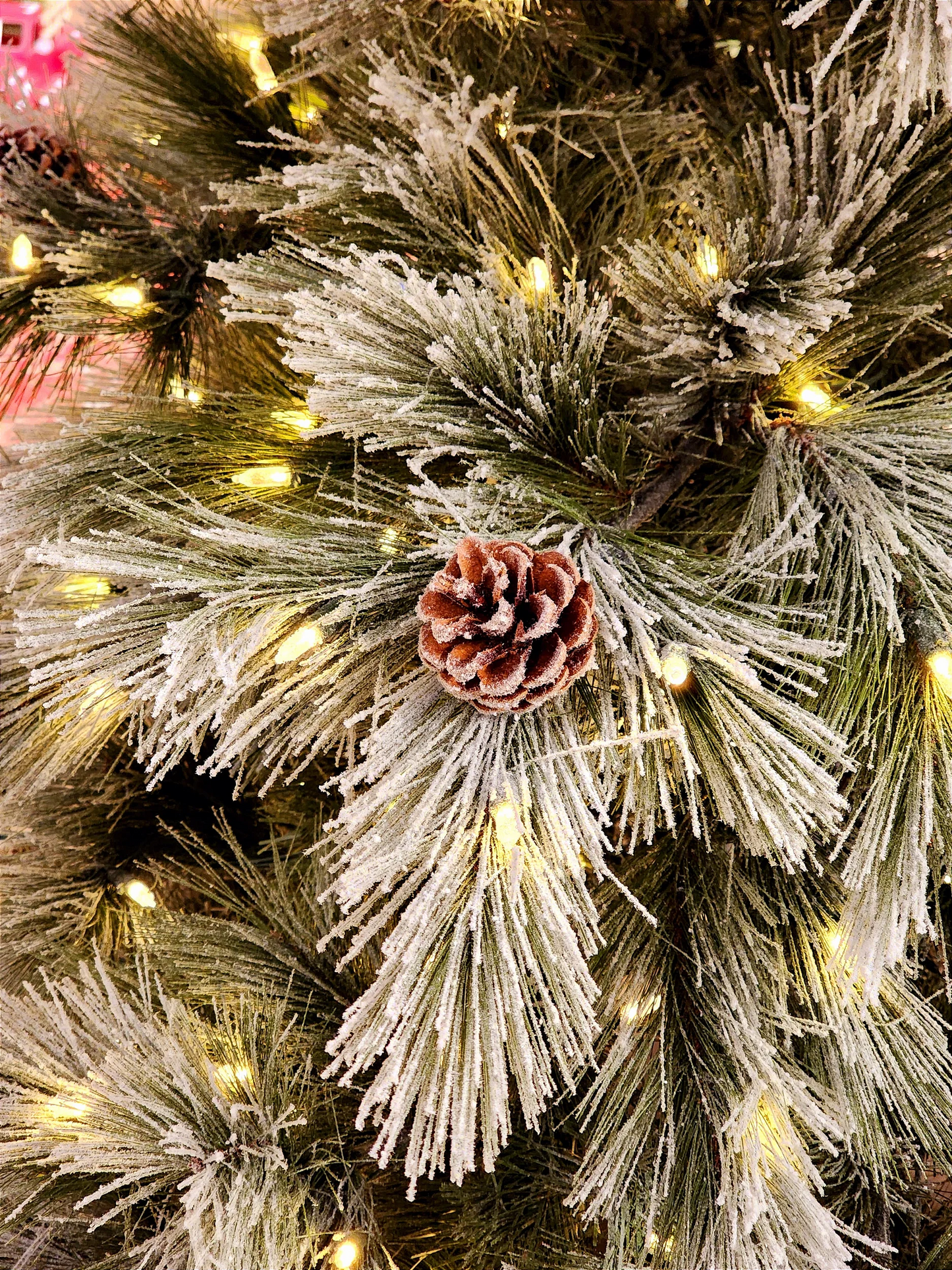 ÁRVORE PINHEIRO NEVADO NASSAU 537 GALHOS COM 400 LEDS WARM 2,10CM