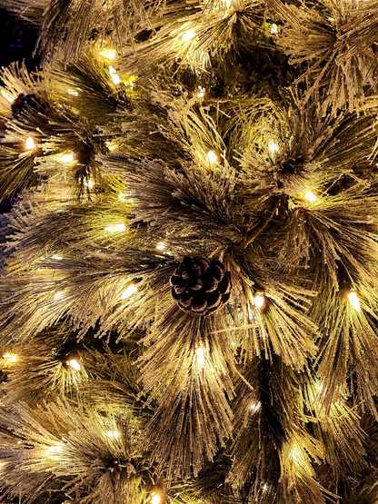 ÁRVORE PINHEIRO NEVADO NASSAU 537 GALHOS COM 400 LEDS WARM 2,10CM