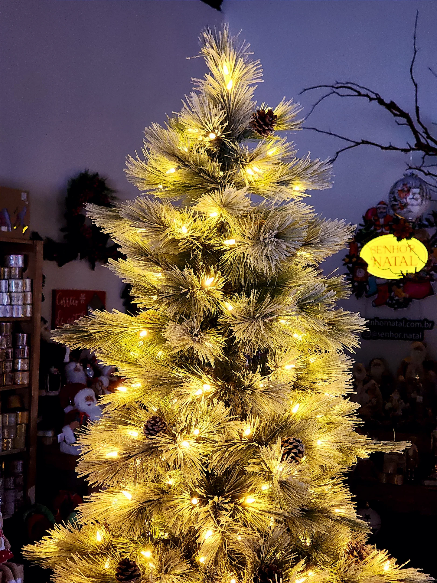 ÁRVORE PINHEIRO NEVADO NASSAU 537 GALHOS COM 400 LEDS WARM 2,10CM