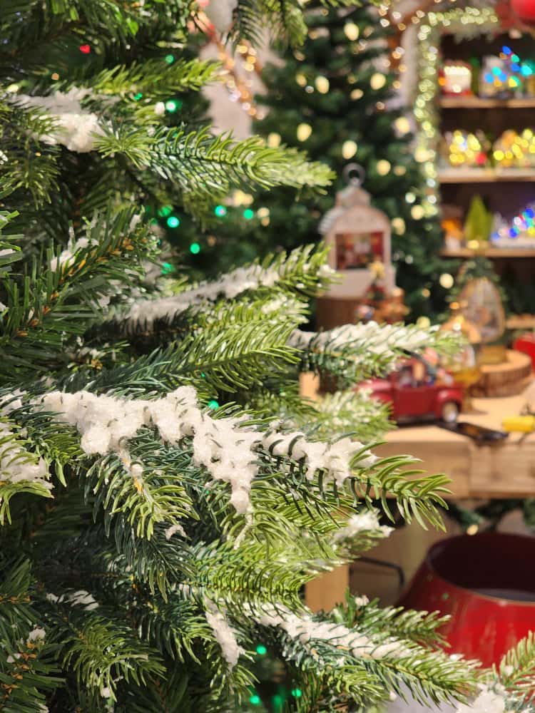 ÁRVORE PINHEIRO NEVADO SUPER REALISTA NASHVILLE 2614 GALHOS 2,25CM