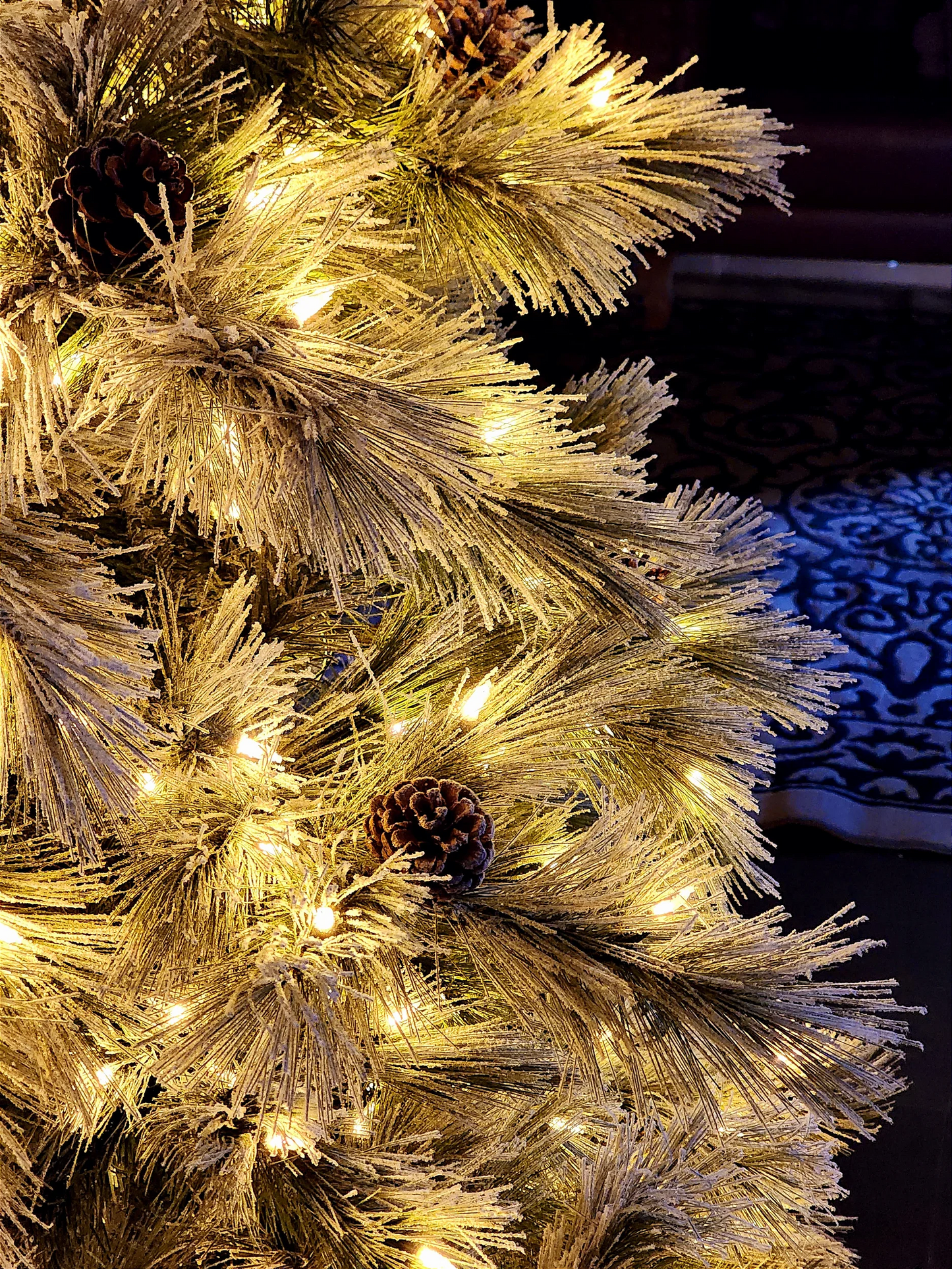 ÁRVORE PINHEIRO NEVADO NASSAU 537 GALHOS COM 400 LEDS WARM 2,10CM