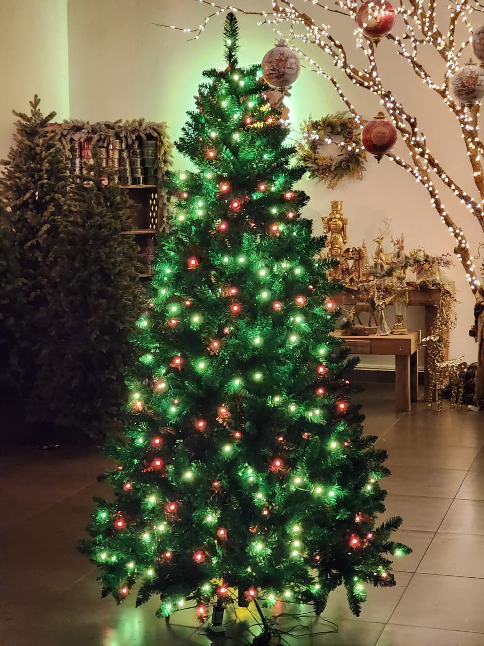 ÁRVORE PINHEIRO BAHREIN 1217 GALHOS 2,10CM COM 390 LEDS RGB COM FUNÇÕES