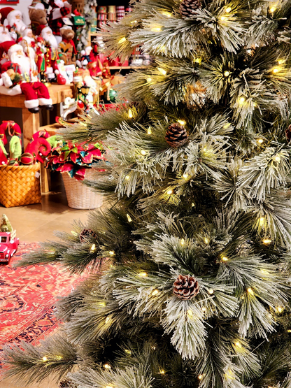 ÁRVORE PINHEIRO NEVADO NASSAU 537 GALHOS COM 400 LEDS WARM 2,10CM