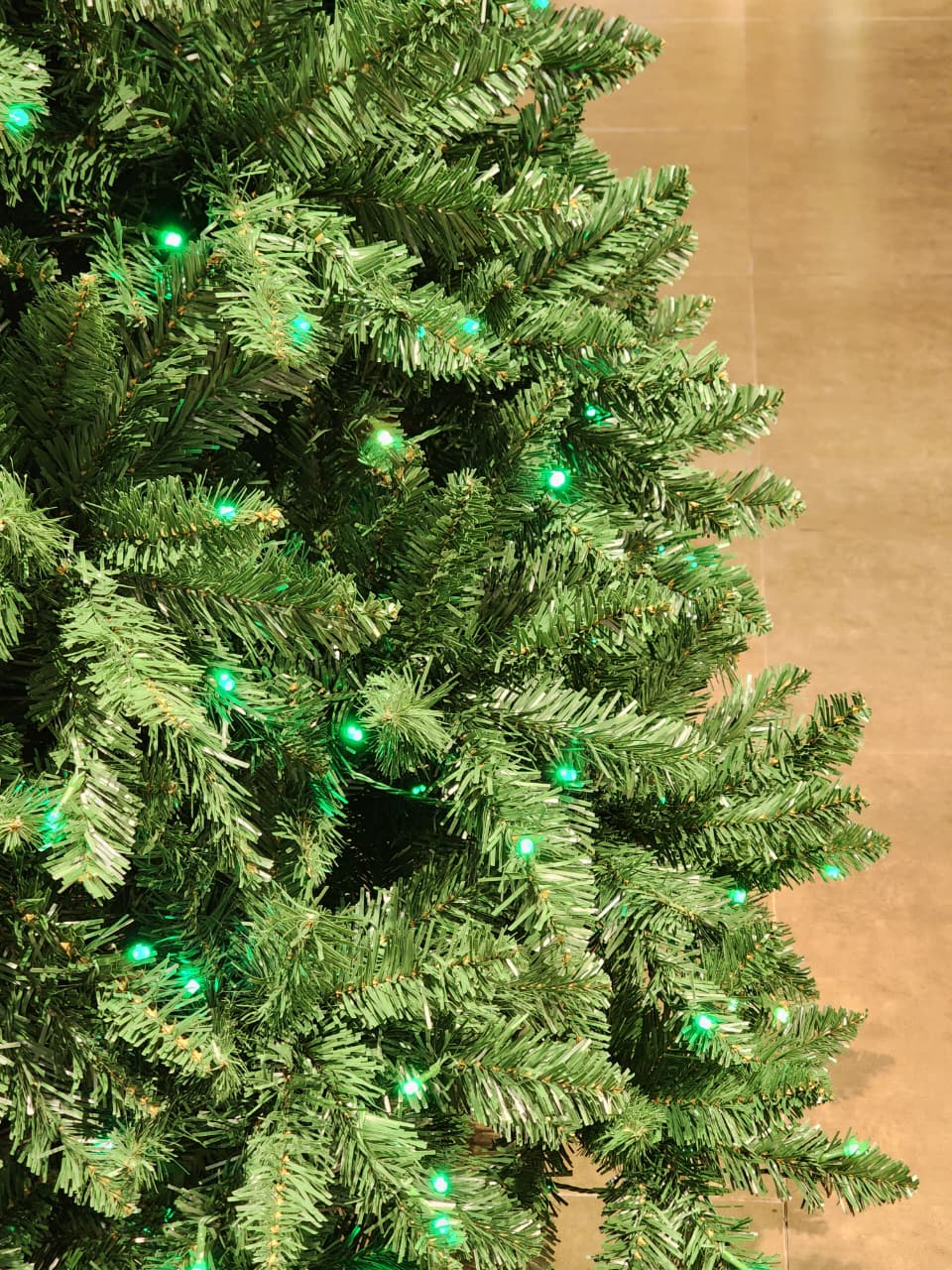 ÁRVORE PINHEIRO BAHREIN 1217 GALHOS 2,10CM COM 390 LEDS RGB COM FUNÇÕES